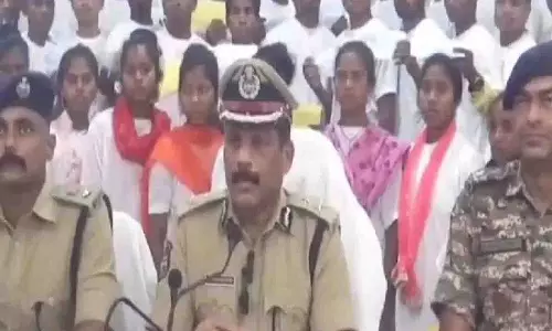 86 तेलंगाना माओवादियों ने भद्राद्रि कोठागुडेम में IG के सामने आत्मसमर्पण किया 86 तेलंगाना माओवादियों ने भद्राद्रि कोठागुडेम में IG के सामने आत्मसमर्पण किया