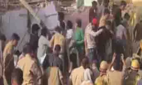 Agra में निर्माणाधीन कैंटीन गिरने से 2 की मौत, कई घायल