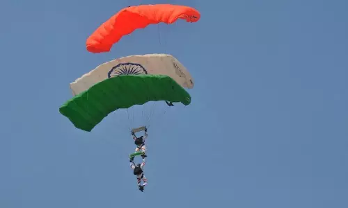 आगरा में डेमो पैराशूट ड्रॉप के दौरान भारतीय वायु सेना के प्रशिक्षक की मौत