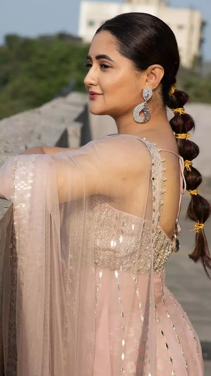रश्मि देसाई का गॉर्जियस लुक