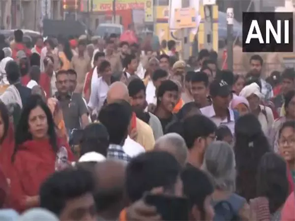 Ram Navami पर राम जन्मभूमि मंदिर में उमड़े श्रद्धालु, ड्रोन से निगरानी की गई Ram Navami पर राम जन्मभूमि मंदिर में उमड़े श्रद्धालु, ड्रोन से निगरानी की गई