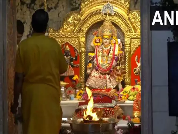 Ram Navami पर झंडेवालान मंदिर में सुबह की आरती की गई Ram Navami पर झंडेवालान मंदिर में सुबह की आरती की गई