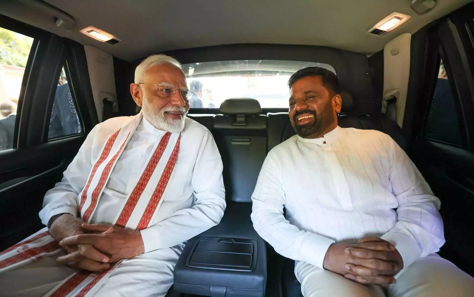 पीएम मोदी का जोरदार स्वागत, प्रधानमंत्री का श्रीलंका दौरा कई मायनों में अहम पीएम मोदी का जोरदार स्वागत, प्रधानमंत्री का श्रीलंका दौरा कई मायनों में अहम