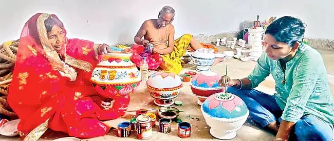 Odisha: अस्थायी मंडप में परदादी की पूजा Odisha: अस्थायी मंडप में परदादी की पूजा