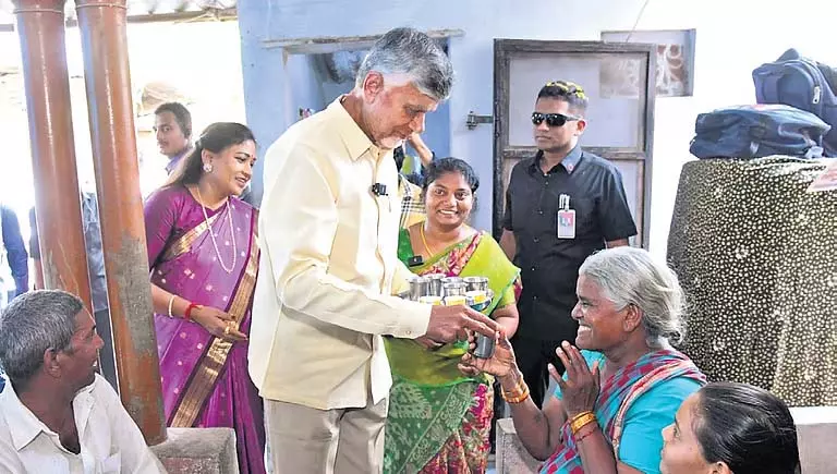 NTR में बंगारू कुटुम्बम के साथ नायडू के जुड़ाव के कारण मार्गदर्शन कार्य में लगा NTR में बंगारू कुटुम्बम के साथ नायडू के जुड़ाव के कारण मार्गदर्शन कार्य में लगा