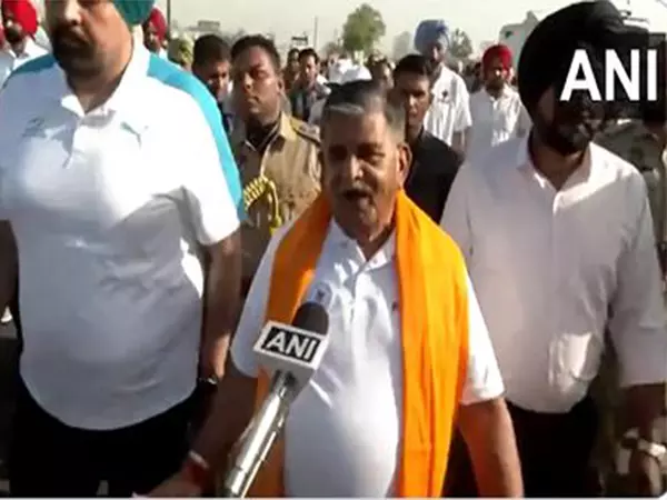 Punjab राज्यपाल ने राज्य सरकार के युद्ध नशे विरुद्ध अभियान के तहत नशे के खिलाफ पदयात्रा की Punjab राज्यपाल ने राज्य सरकार के युद्ध नशे विरुद्ध अभियान के तहत नशे के खिलाफ पदयात्रा की