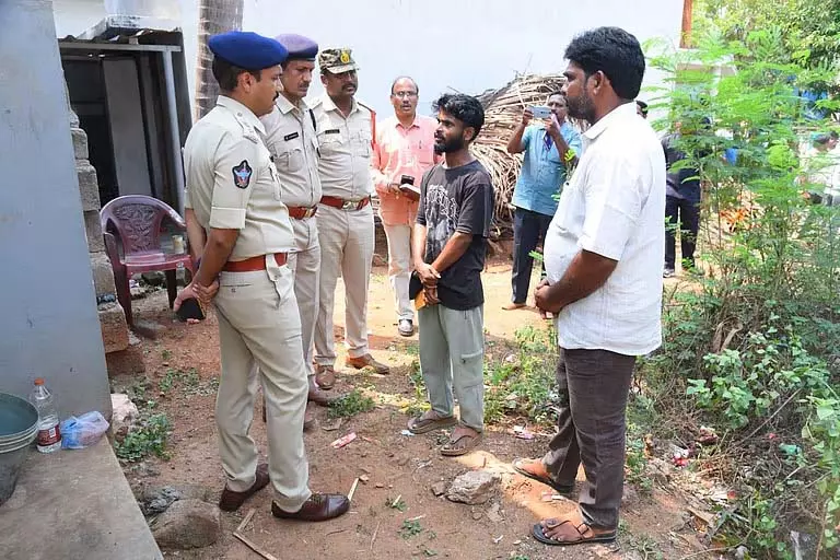Andhra में 18 वर्षीय लड़की पर चाकू से हमला, तीन हिरासत में Andhra में 18 वर्षीय लड़की पर चाकू से हमला, तीन हिरासत में