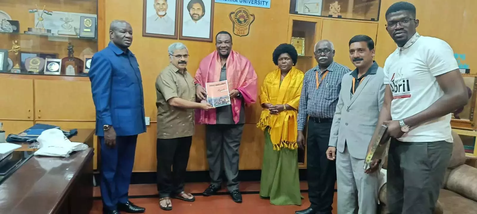 अंगोलन राजदूत ने Andhra विश्वविद्यालय में शांति और राष्ट्रीय सुलह दिवस मनाया अंगोलन राजदूत ने Andhra विश्वविद्यालय में शांति और राष्ट्रीय सुलह दिवस मनाया
