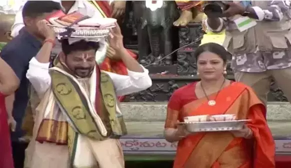 CM रेवंत ने भद्राचलम में सीतारामचंद्र स्वामी को रेशम के वस्त्र अर्पित किए CM रेवंत ने भद्राचलम में सीतारामचंद्र स्वामी को रेशम के वस्त्र अर्पित किए