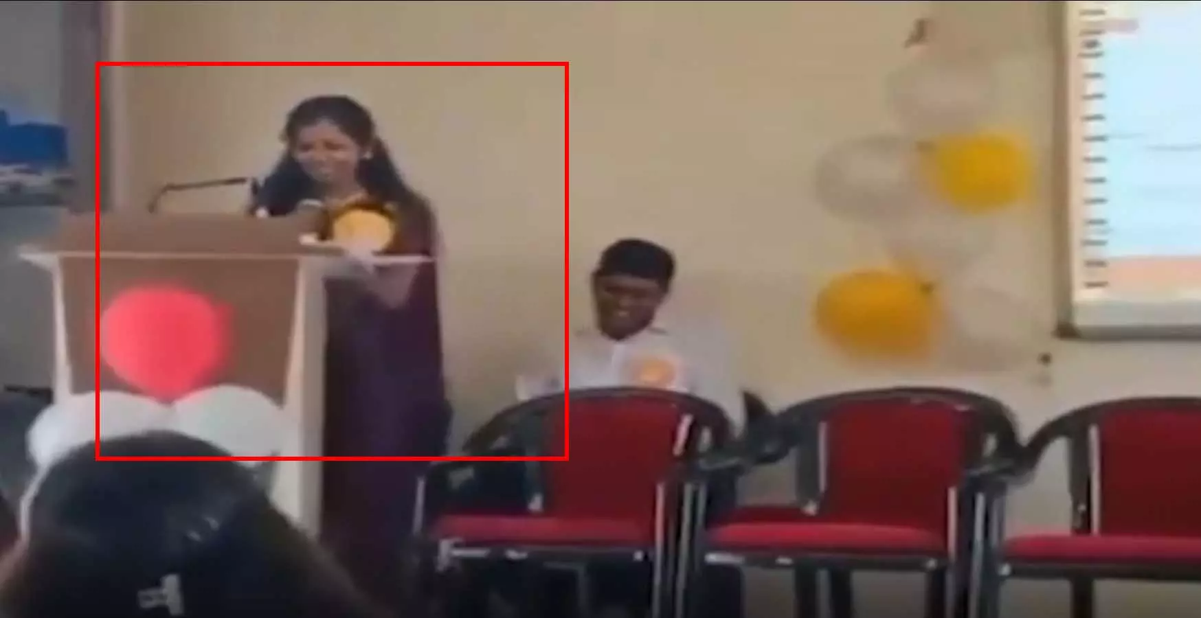 छात्रा की मौत का LIVE वीडियो, कॉलेज में फेयरवेल के दौरान मंच पर आखिरी स्पीच छात्रा की मौत का LIVE वीडियो, कॉलेज में फेयरवेल के दौरान मंच पर आखिरी स्पीच