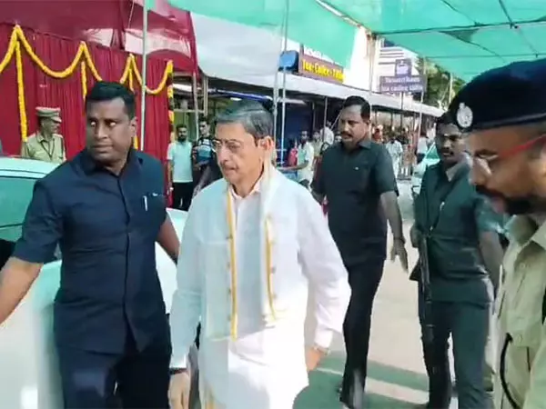 Tamil राज्यपाल ने नए पंबम ब्रिज के उद्घाटन से पहले स्वामी मंदिर का दौरा किया Tamil राज्यपाल ने नए पंबम ब्रिज के उद्घाटन से पहले स्वामी मंदिर का दौरा किया