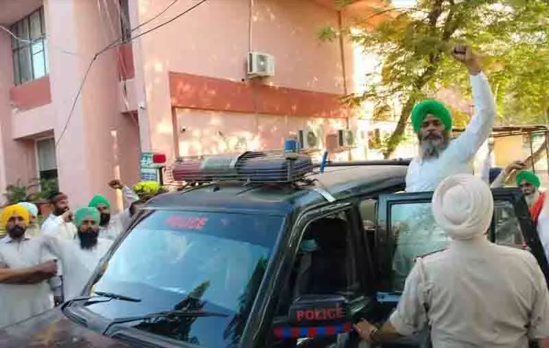 Punjab: प्रशिक्षण शिविर में मंत्री से सवाल करने पर किसान नेता को न्यायिक हिरासत में भेजा गया Punjab: प्रशिक्षण शिविर में मंत्री से सवाल करने पर किसान नेता को न्यायिक हिरासत में भेजा गया