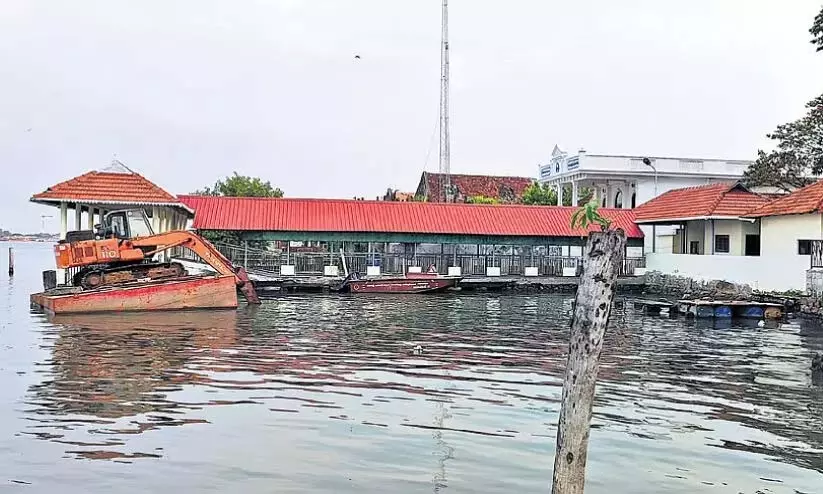Kerala: बिना किसी चेतावनी के नाव सेवा रद्द कर दी गई, जिससे यात्रियों को परेशानी हुई Kerala: बिना किसी चेतावनी के नाव सेवा रद्द कर दी गई, जिससे यात्रियों को परेशानी हुई