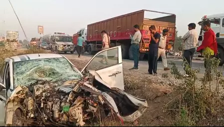 दाह संस्कार के लिए जा रहे लोगों की कार सड़क किनारे खड़े ट्रक से टकराई, चार की मौत दाह संस्कार के लिए जा रहे लोगों की कार सड़क किनारे खड़े ट्रक से टकराई, चार की मौत