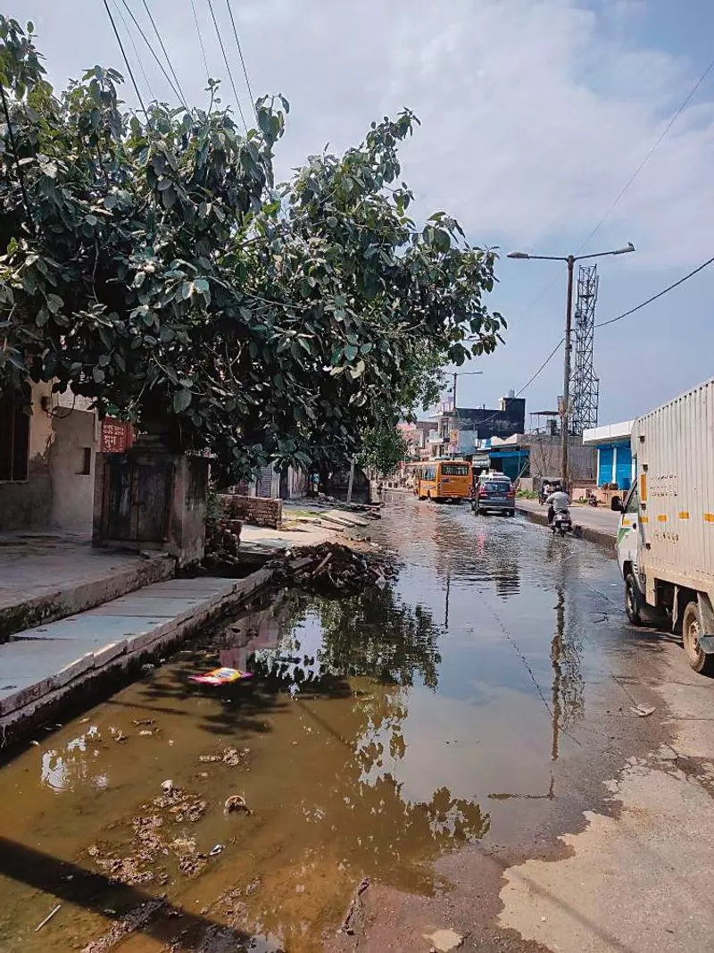 Haryana : ओवरफ्लो सीवर से रोहतक के निवासी परेशान Haryana : ओवरफ्लो सीवर से रोहतक के निवासी परेशान