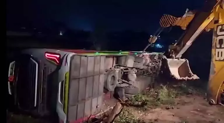 Odisha में पर्यटक बस पलटने से बांग्लादेशी नागरिक की मौत, 15 अन्य घायल Odisha में पर्यटक बस पलटने से बांग्लादेशी नागरिक की मौत, 15 अन्य घायल