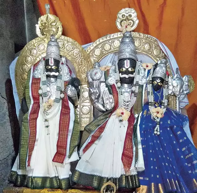 Andhra: सीतारामस्वामी मंदिर में श्री राम मूंछों के साथ नजर आते Andhra: सीतारामस्वामी मंदिर में श्री राम मूंछों के साथ नजर आते