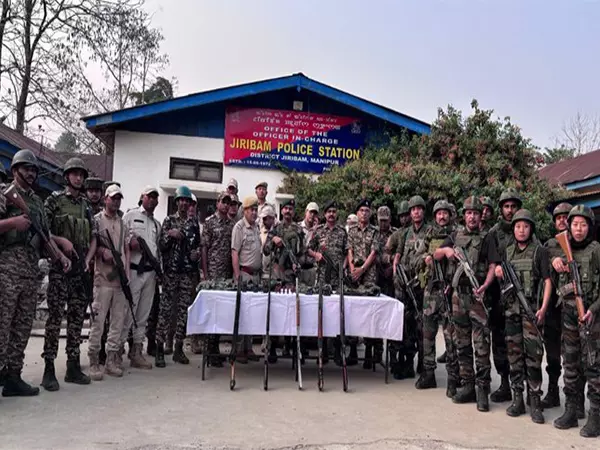 मणिपुर: सुरक्षा बलों ने जिरीबाम में 3 DBBL बंदूकें, 1 एसबीबीएल बंदूक बरामद कीं मणिपुर: सुरक्षा बलों ने जिरीबाम में 3 DBBL बंदूकें, 1 एसबीबीएल बंदूक बरामद कीं