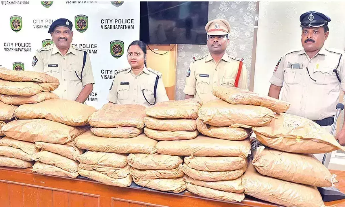 Andhra: दुव्वादा में 126 किलो गांजा जब्त किया गया Andhra: दुव्वादा में 126 किलो गांजा जब्त किया गया