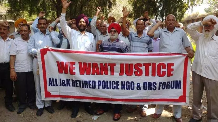 Jammu: सेवानिवृत्त पुलिस कर्मियों ने वेतन विसंगति के खिलाफ प्रदर्शन किया Jammu: सेवानिवृत्त पुलिस कर्मियों ने वेतन विसंगति के खिलाफ प्रदर्शन किया