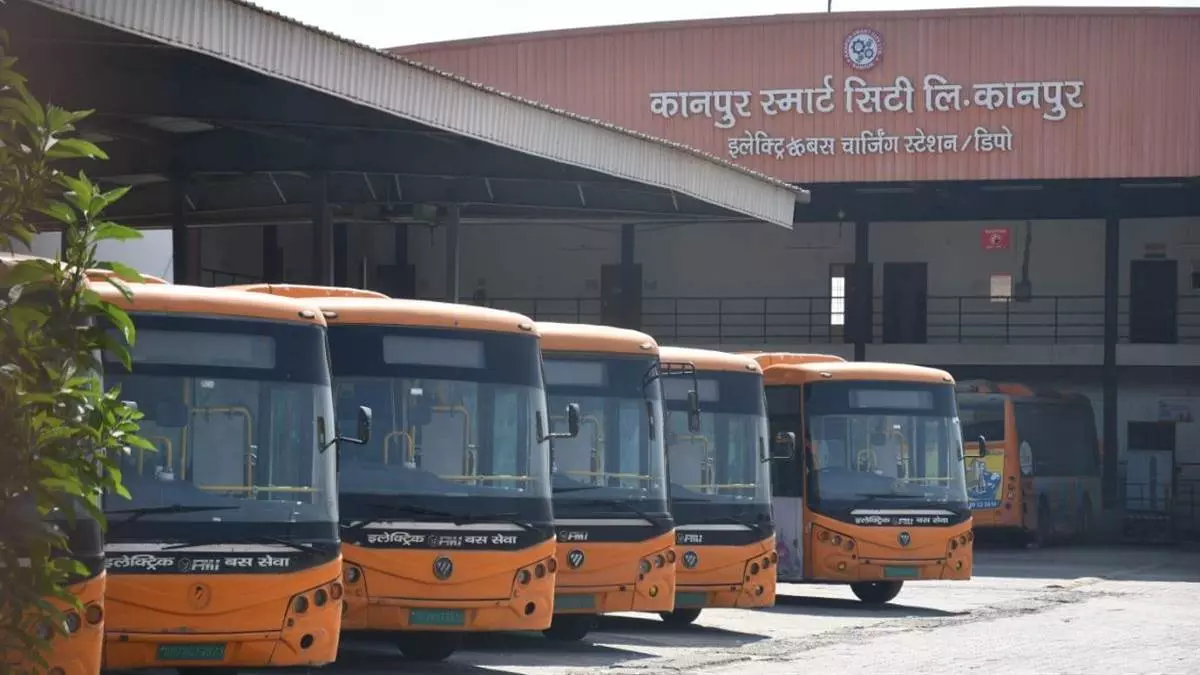 Kanpur: ई-बस परिचालकों की ड्यूटी बहाल, पर विवाद अब भी बरकरार Kanpur: ई-बस परिचालकों की ड्यूटी बहाल, पर विवाद अब भी बरकरार