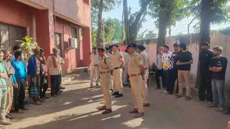 पुलिस ने सेक्टर 25, Maloya में अपराधियों पर कार्रवाई जारी रखी पुलिस ने सेक्टर 25, Maloya में अपराधियों पर कार्रवाई जारी रखी
