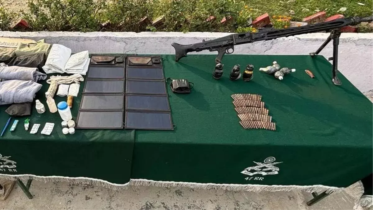 भारतीय सेना ने कश्मीर के कुपवाड़ा में युद्ध-जैसी दवाओं का जखीरा बरामद किया भारतीय सेना ने कश्मीर के कुपवाड़ा में युद्ध-जैसी दवाओं का जखीरा बरामद किया