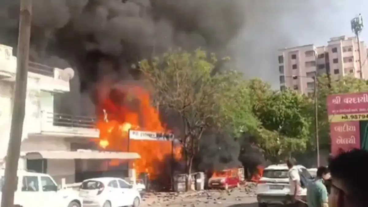 Ahmedabad: जीवराज पार्क में AC गोदाम में लगी आग, दो लोगों की मौत Ahmedabad: जीवराज पार्क में AC गोदाम में लगी आग, दो लोगों की मौत