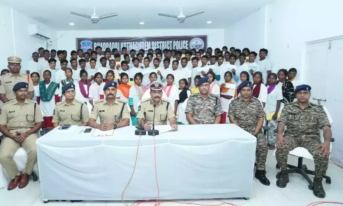 Telangana: छत्तीसगढ़ के 86 माओवादियों ने किया आत्मसमर्पण Telangana: छत्तीसगढ़ के 86 माओवादियों ने किया आत्मसमर्पण
