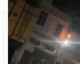 बिजली वितरण कंपनी की बड़ी लापरवाही, धूं धूं कर जलते रही केबल, सूचना के बावजूद आधे घंटे बाद पहुंचा सुधार अमला बिजली वितरण कंपनी की बड़ी लापरवाही, धूं धूं कर जलते रही केबल, सूचना के बावजूद आधे घंटे बाद पहुंचा सुधार अमला
