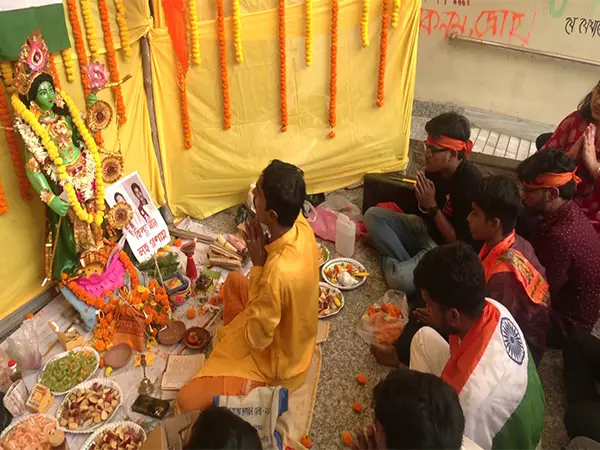 प्रशासन के प्रतिबंध को दरकिनार कर छात्रों ने जादवपुर विश्वविद्यालय परिसर में रामनवमी पूजा का किया आयोजन प्रशासन के प्रतिबंध को दरकिनार कर छात्रों ने जादवपुर विश्वविद्यालय परिसर में रामनवमी पूजा का किया आयोजन