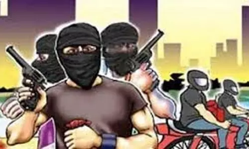 Patna : बंदूक की नोक पर व्यवसायी को बंधक बनाकर घर से 1 करोड़ रुपये लूटे गए Patna : बंदूक की नोक पर व्यवसायी को बंधक बनाकर घर से 1 करोड़ रुपये लूटे गए