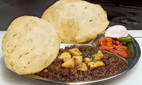 Chole Bhature: घर पर ही आसानी से तैयार कर सकते हैं  स्ट्रीट फूड