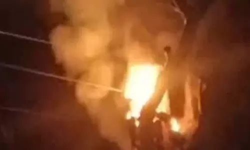 UP News: थाने में गिरी हाईटेंशन लाइन  लगी आग