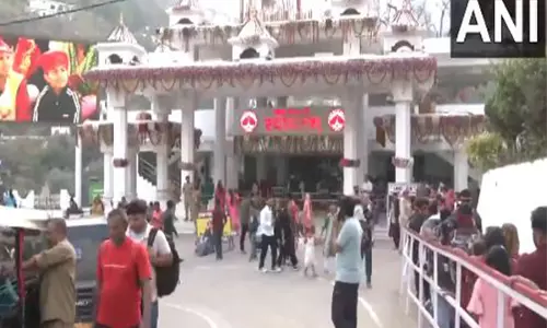 J-K: चैत्र नवमी पर पूजा-अर्चना के लिए कटरा स्थित वैष्णो देवी मंदिर में भक्तों की कतार लगी J-K: चैत्र नवमी पर पूजा-अर्चना के लिए कटरा स्थित वैष्णो देवी मंदिर में भक्तों की कतार लगी