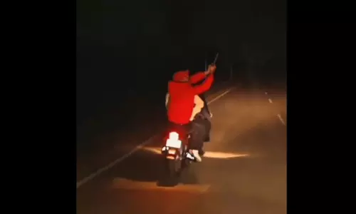 फायरिंग LIVE वीडियो, बाइक सवार युवकों को न पुलिस का डर न कानून का...