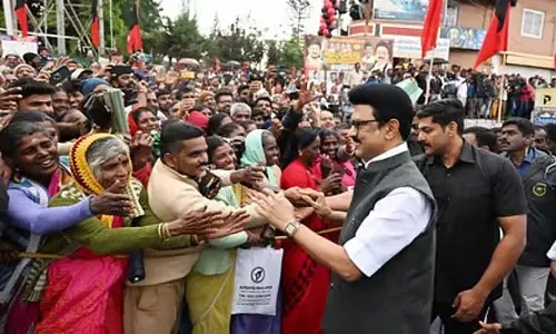 CM एम.के.स्टालिन का उडुपी में उत्साहपूर्ण स्वागत CM एम.के.स्टालिन का उडुपी में उत्साहपूर्ण स्वागत