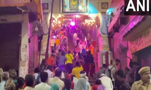 रामनवमी मनाने के लिए Ayodhya में हनुमानगढ़ी मंदिर में भक्तों की भीड़ उमड़ी
