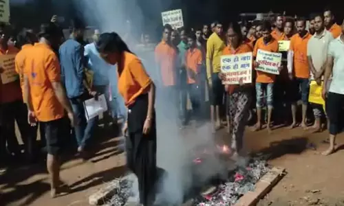 धधकती आग में चलकर अनोखा प्रदर्शन, अब इच्छामृत्यु की मांग कर रहे बीएड सहायक शिक्षक
