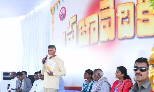 Naidu ने युवा दम्पतियों को अधिक बच्चे पैदा करने के लिए प्रोत्साहित किया Naidu ने युवा दम्पतियों को अधिक बच्चे पैदा करने के लिए प्रोत्साहित किया