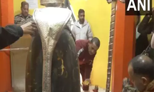 Ram Navami की प्रार्थना के लिए श्रीनगर के प्राचीन शंकराचार्य मंदिर में भक्तों की भीड़ उमड़ी