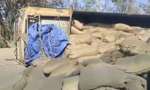 ट्रक हुआ हादसे का शिकार, लग गया जाम ट्रक हुआ हादसे का शिकार, लग गया जाम