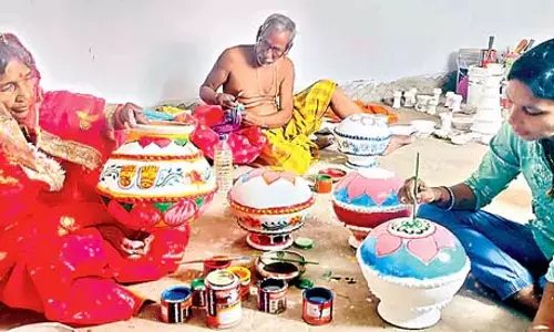 Odisha: अस्थायी मंडप में परदादी की पूजा Odisha: अस्थायी मंडप में परदादी की पूजा