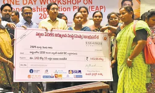 Andhra के मंत्री ने चालू वित्त वर्ष में 30,000 महिला उद्यमी तैयार करने की योजना का खुलासा किया