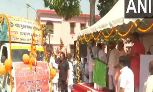 CM Yogi ने नशा मुक्ति अभियान के लिए विशेष वाहनों को हरी झंडी दिखाई CM Yogi ने नशा मुक्ति अभियान के लिए विशेष वाहनों को हरी झंडी दिखाई