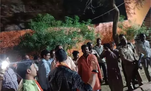 Up News: मंदिर में प्रसाद खा रहे थे श्रद्धालु, तभी मौत बनकर आया हवा,खत्म हो गई 2 जिंदगियां