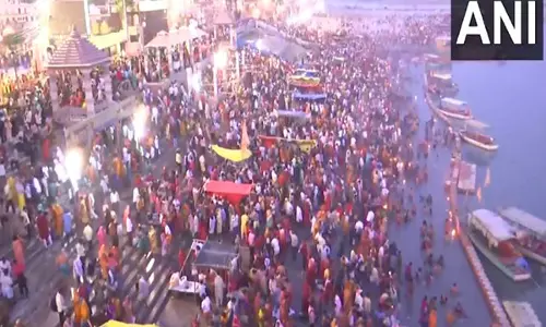 रामनवमी के अवसर पर Ayodhya के राम मंदिर में श्रद्धालुओं की भीड़ उमड़ी, पवित्र स्नान किया