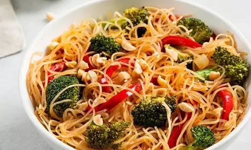 Rice Noodles: स्वादिष्ट व्यंजन है, इसे खाना आपके दिल की इच्छा पूरी होने जैसा है Rice Noodles: स्वादिष्ट व्यंजन है, इसे खाना आपके दिल की इच्छा पूरी होने जैसा है