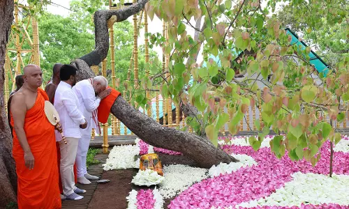 PM Modi और श्रीलंका राष्ट्रपति ने जया श्री महा बोधि मंदिर में प्रार्थना की