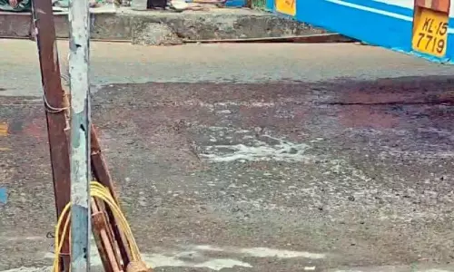 Kerala : पुराने बस स्टैंड पर कचरा टैंक फट गया, जिससे सीवेज सड़क पर फैल गया